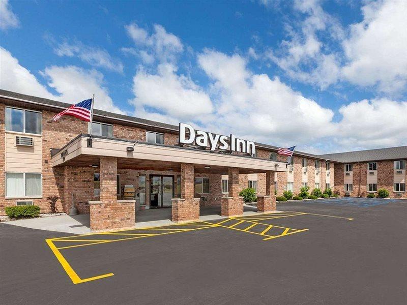 Baymont By Wyndham Manistee Hotell Exteriör bild