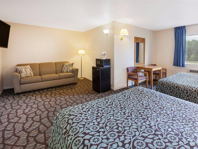 Baymont By Wyndham Manistee Hotell Exteriör bild
