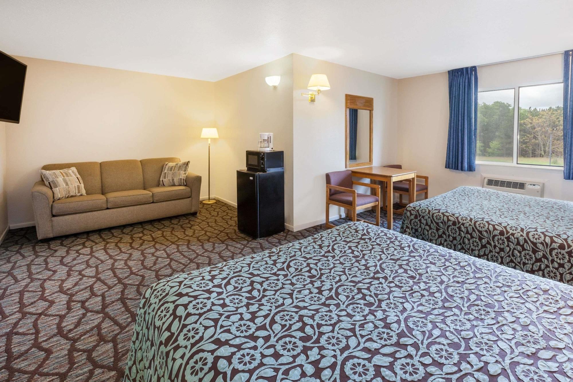 Baymont By Wyndham Manistee Hotell Exteriör bild