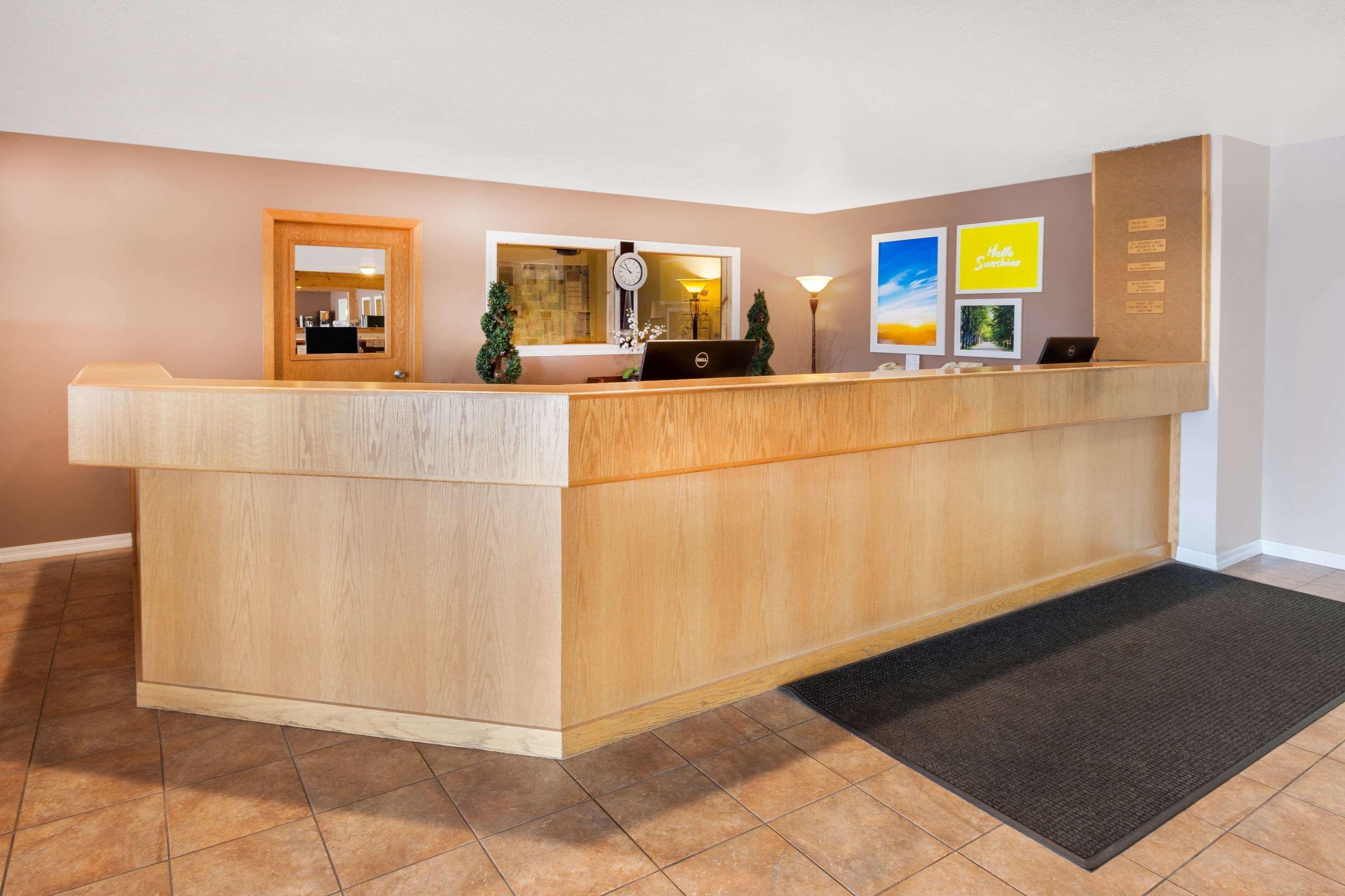Baymont By Wyndham Manistee Hotell Exteriör bild
