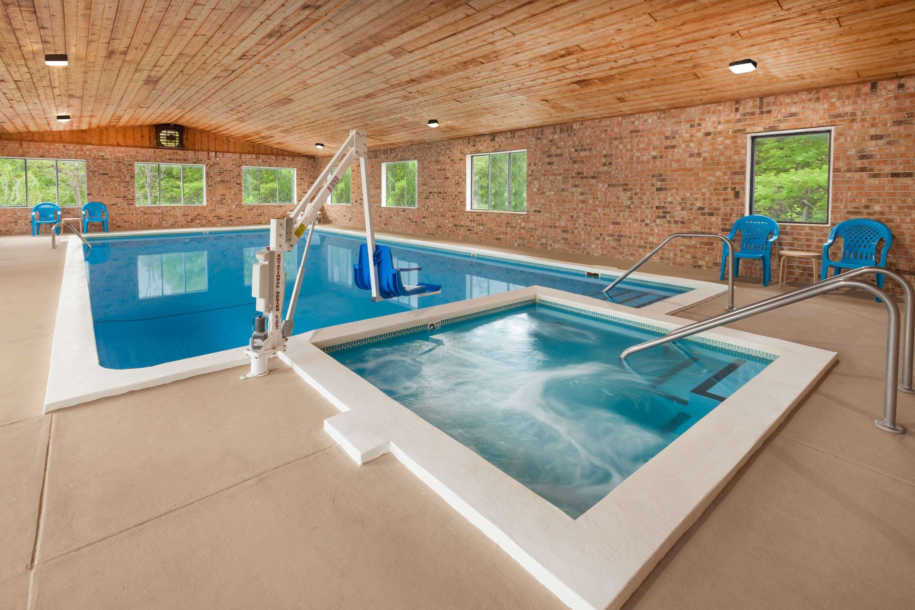 Baymont By Wyndham Manistee Hotell Exteriör bild