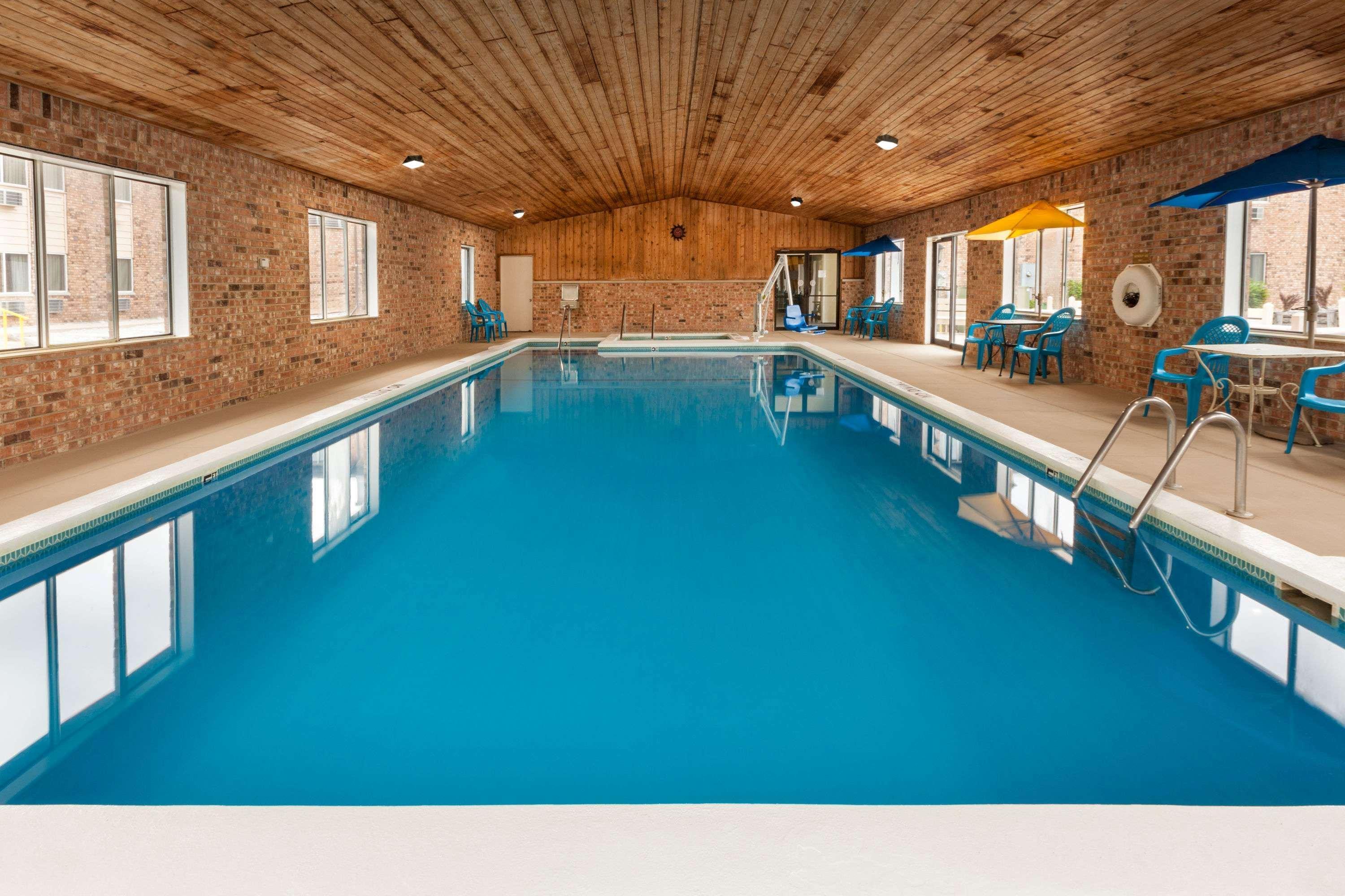 Baymont By Wyndham Manistee Hotell Exteriör bild