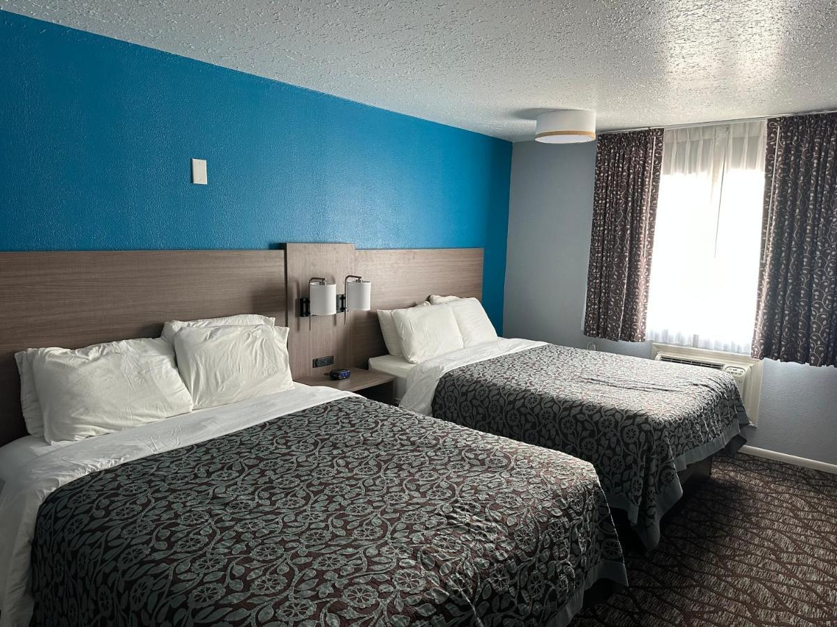 Baymont By Wyndham Manistee Hotell Exteriör bild