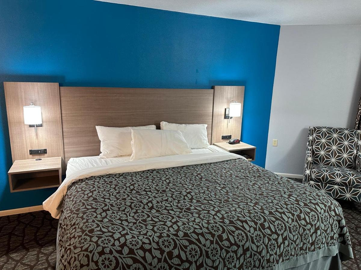 Baymont By Wyndham Manistee Hotell Exteriör bild